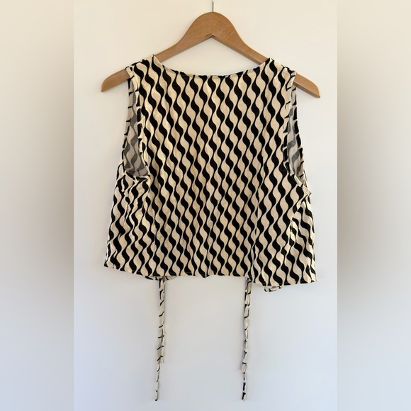 SHEIN Black & White Wavy Print Tie Back Top L - Picture 5 of 5